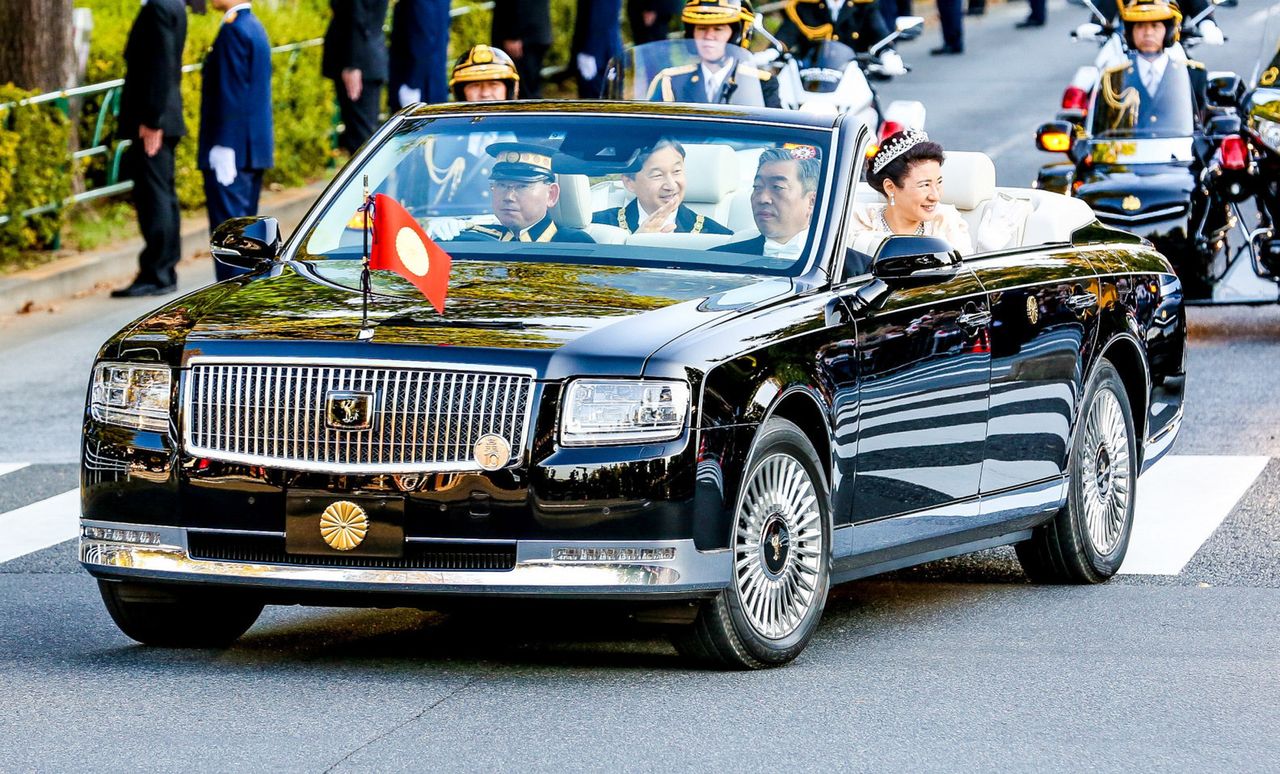 Cesarz Japonii wybrał Toyotę. Naruhito pokazał się poddanym w kabriolecie