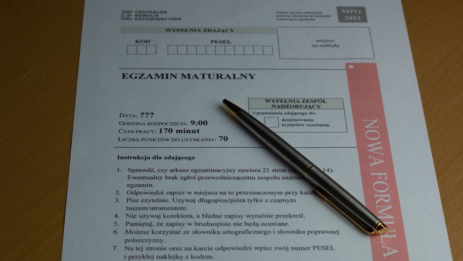 matura, exam, examination, poland, polish, 2021, restrictions, date, unsure, change, epidemic, pandemic, education, paper, school, high school, test, sheet, lockdown, covid, covid-19, outbreak, face mask, protective mask, gloves, single-use, protection, prevention, medical, prevent, pen, write, studying, student