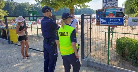 Policjanci kontrolują letni wypoczynek nad wodą