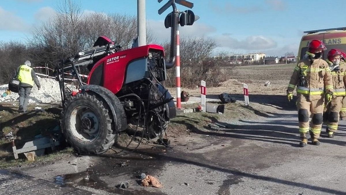 Pociąg rozerwał traktor
