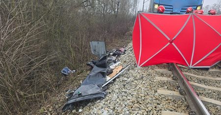 Wjechali tuż pod pociąg. Rogatki na przejściu nie były zamknięte