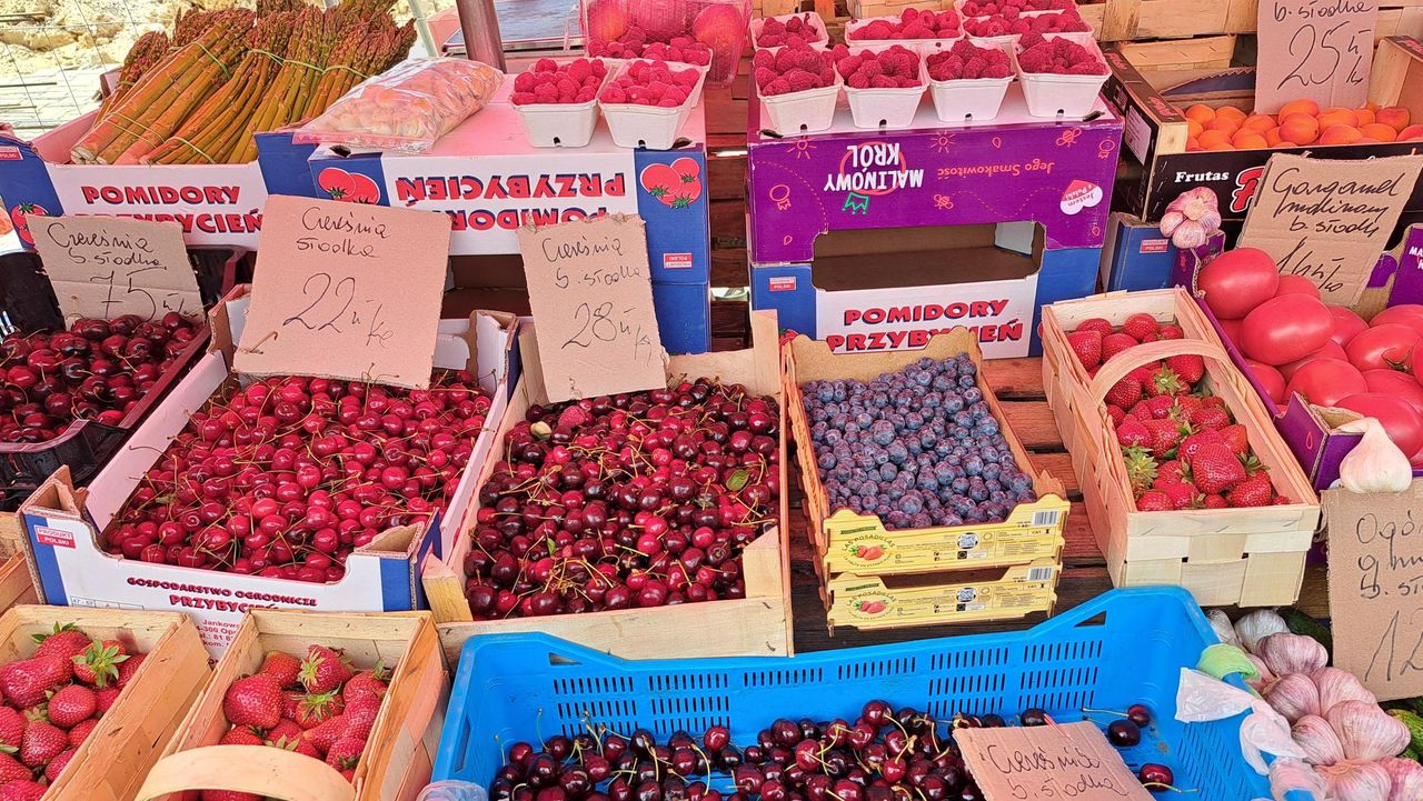 Ceny owoców na targowisku mogą szokować. 