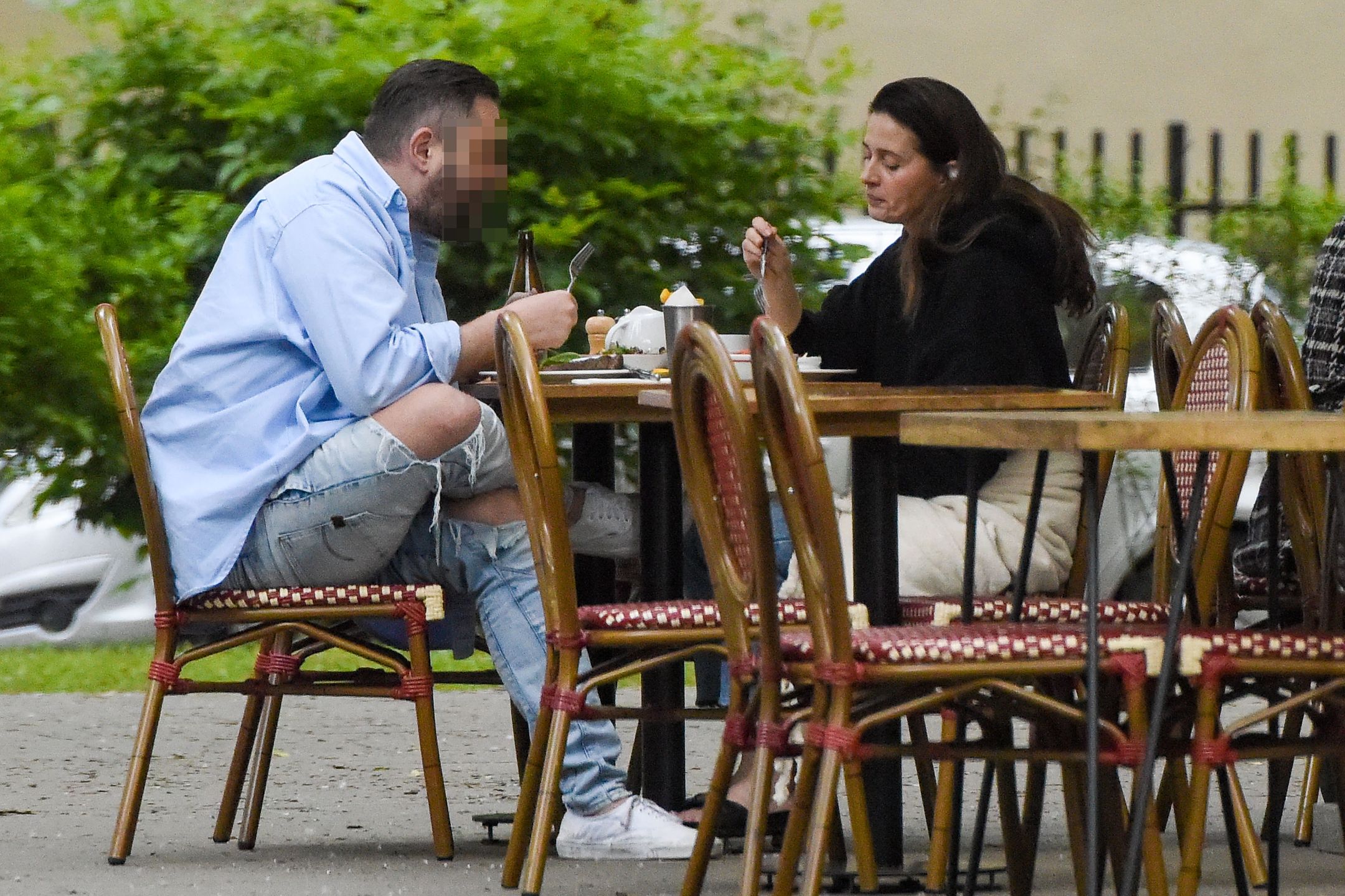 Agnieszka Grochowska w restauracji z tajemniczym mężczyzną