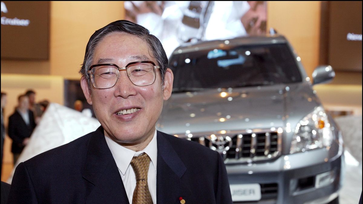 Hiroshi Okuda podczas targów w Paryżu w 2002 r.