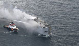 Płonie frachtowiec z 4 tysiącami samochodów na pokładzie. Holendrzy rozpoczęli akcję