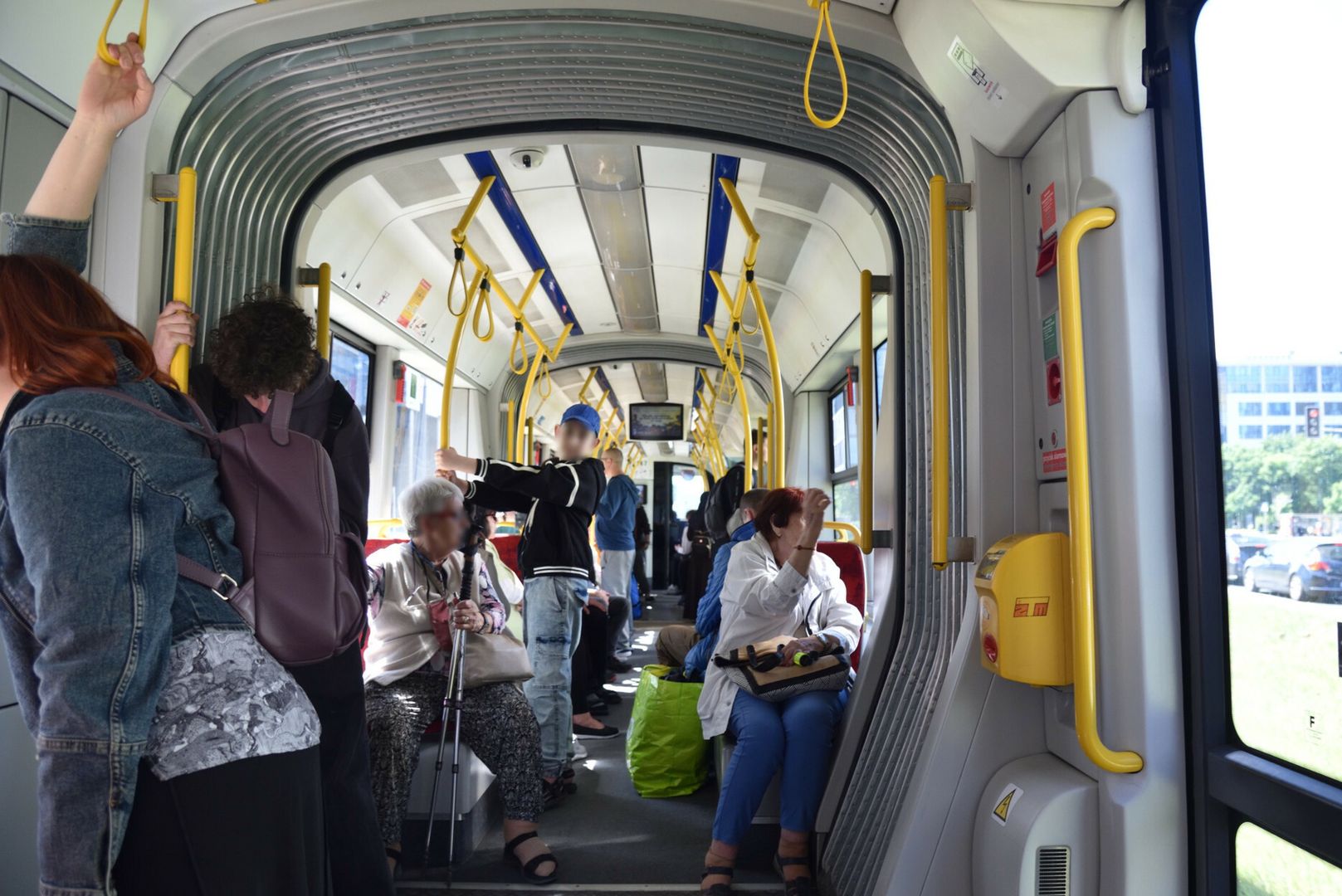 "Nikt nie zwrócił uwagi". Żenujący incydent w krakowskim tramwaju