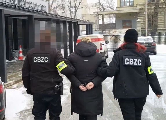 "Sól zamiast elektronarzędzi" – policja rozbiła gang oszustów, którzy okradli ponad 1300 osób na milion złotych