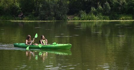 Wygląda jak Mazury, ale to wciąż Warszawa. Darmowe kajaki, romantyczne zachody słońca i piknik nad wodą