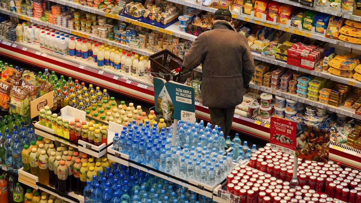 Przedswiateczne zakupy w Warszawie
Warszawa, 21.12.2022 Przedswiateczne zakupy,Image: 745996372, License: Rights-managed, Restrictions: , Model Release: no, Credit line: Joanna Skladanek / Forum
Joanna Skladanek / Forum
handel, zakupy, swieta, hala mirowska, boze narodzenie, sklep, supermarket, spozywczy, inflacja