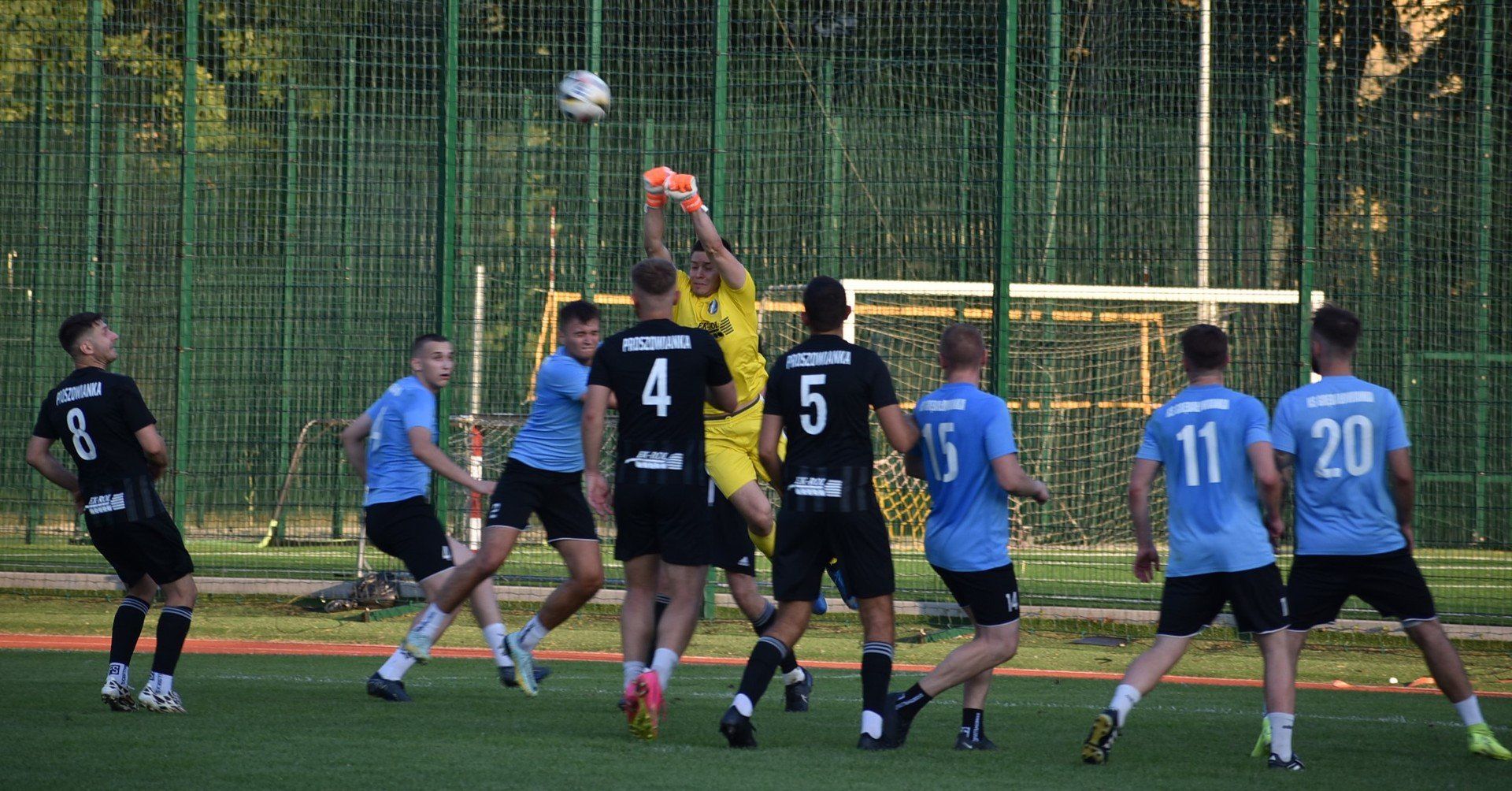 W meczu kontrolnym Proszowianka (czarne stroje) pokonała Grębałowiankę 4:2
