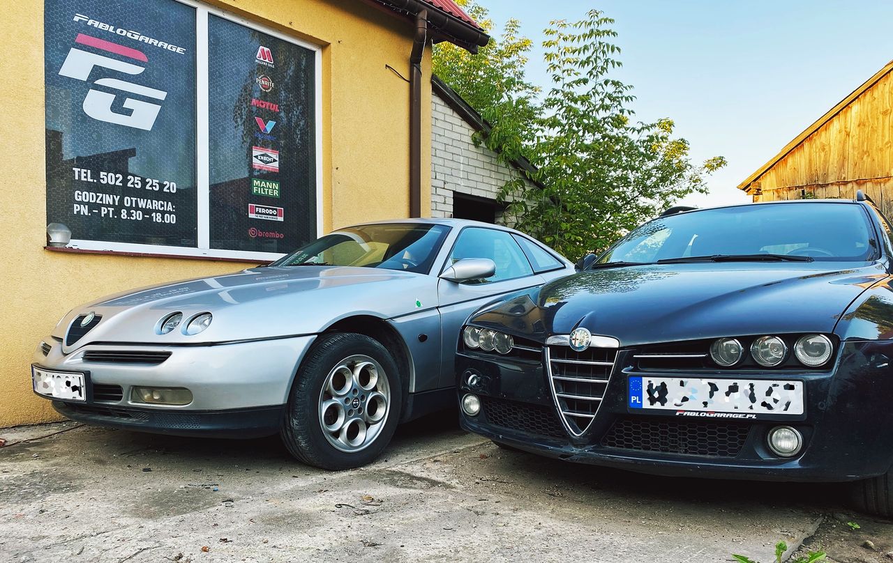Alfa GTV (z lewej) to świetny zadatek na klasyka, natomiast Alfa 159 (po prawej) - bardzo dobra alternatywa dla audi czy bmw.