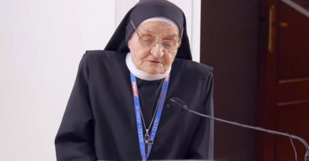 Zakonnica rozprawia się z... jogą! "Dochodzi do pobudzenia węża"