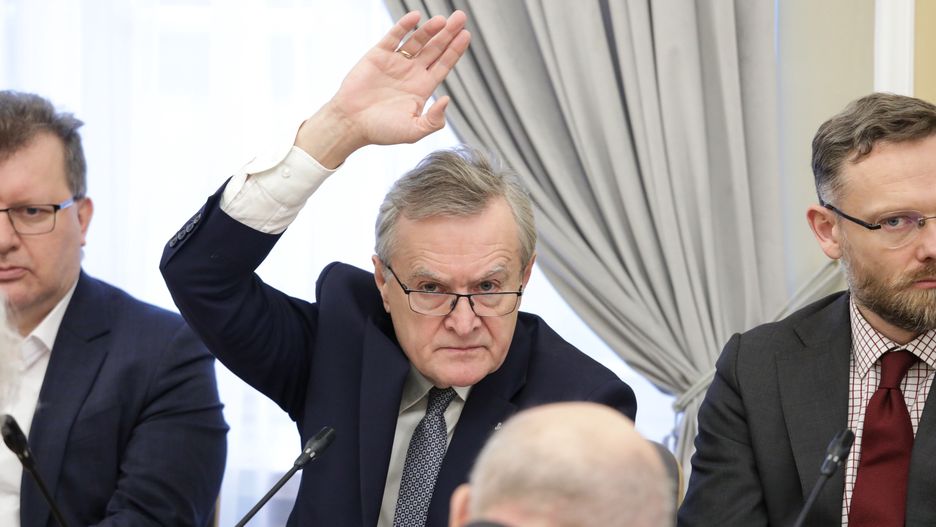 Warszawa, 28.12.2023. Poseł PiS Piotr Gliński (C) podczas posiedzenia sejmowej Komisji Kultury i Środków Przekazu w Sejmie w Warszawie, 28 bm. Komisja zajmuje się zaopiniowaniem dla Komisji Finansów Publicznych rządowego projektu ustawy budżetowej na rok 2024. (sko) PAP/Tomasz Gzell