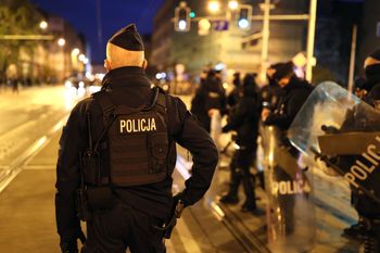 Kibole Ruchu Chorzów w kominiarkach blokowali przejazd autokarów. Śląscy policjanci zapobiegli konfrontacji...