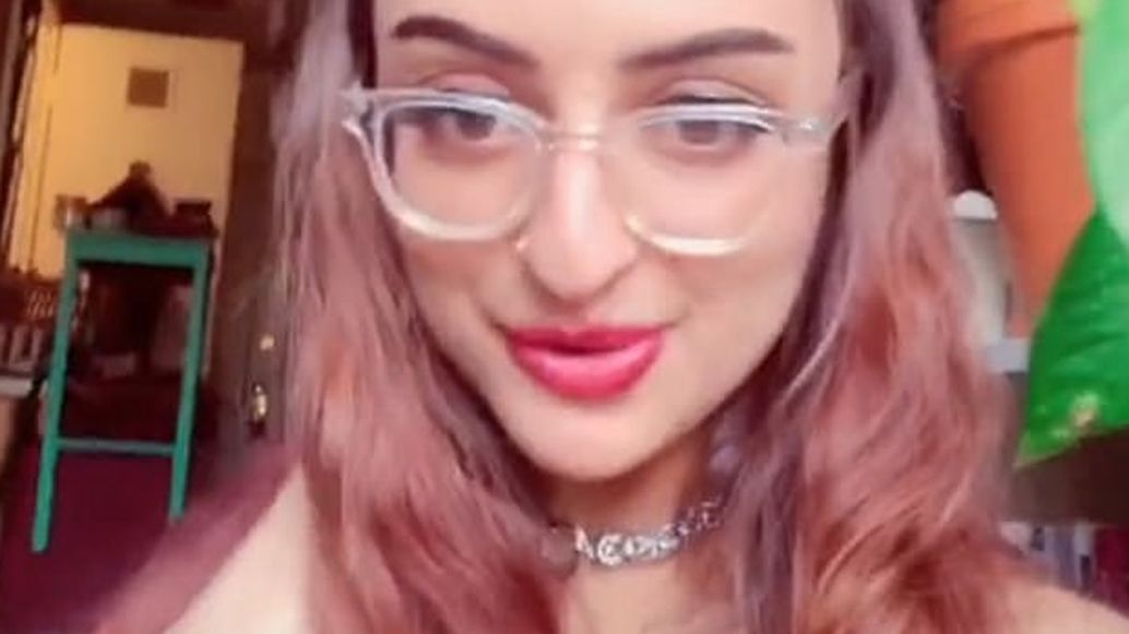 Dorosła córka pokazała rodzicom, czym się zajmuje