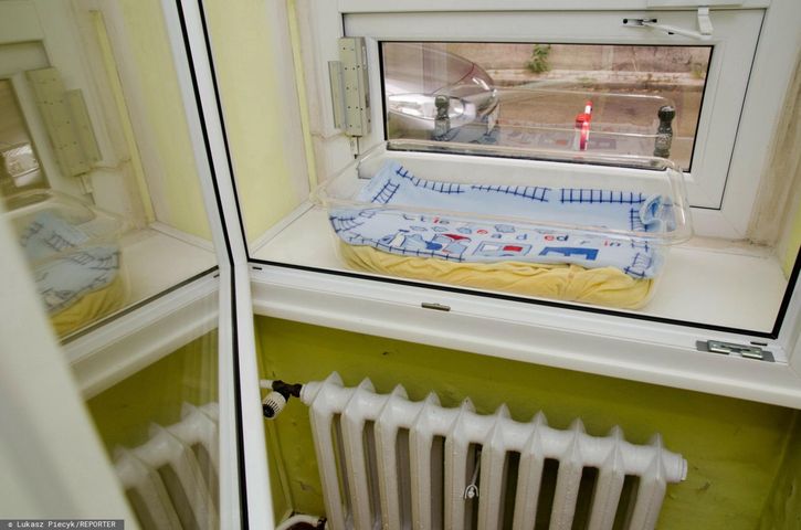 Kilkumiesięczny chłopiec znaleziony w oknie życia. Była przy nim karteczka z imieniem