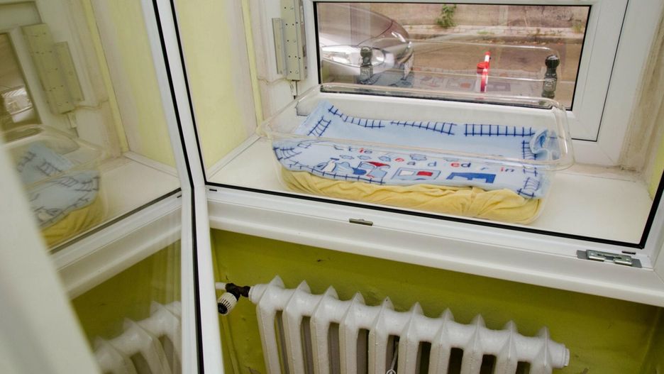 Kilkumiesięczny chłopiec znaleziony w oknie życia. Była przy nim karteczka z imieniem