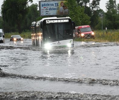 Potężna nawałnica nad Szczecinem. Zalane ulice, auta utknęły w wodzie