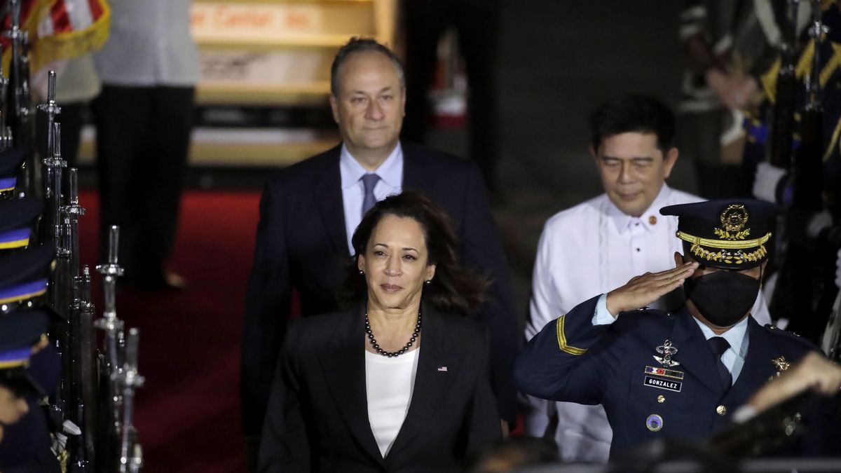 US Vice President Kamala Harris (C) and Second Gentleman Douglas Emhoff (C-back) arrive at Manila's international airport, Philippines, 20 November 2022. Harris is in Manila for a three-day visit to attend a series of bilateral meetings. EPA/FRANCIS R. MALASIG Dostawca: PAP/EPA.