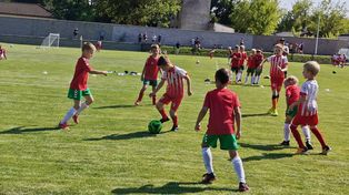 Tłumy na stadionie, emocje na boisku. Klub z Dąbrowy świętuje stulecie