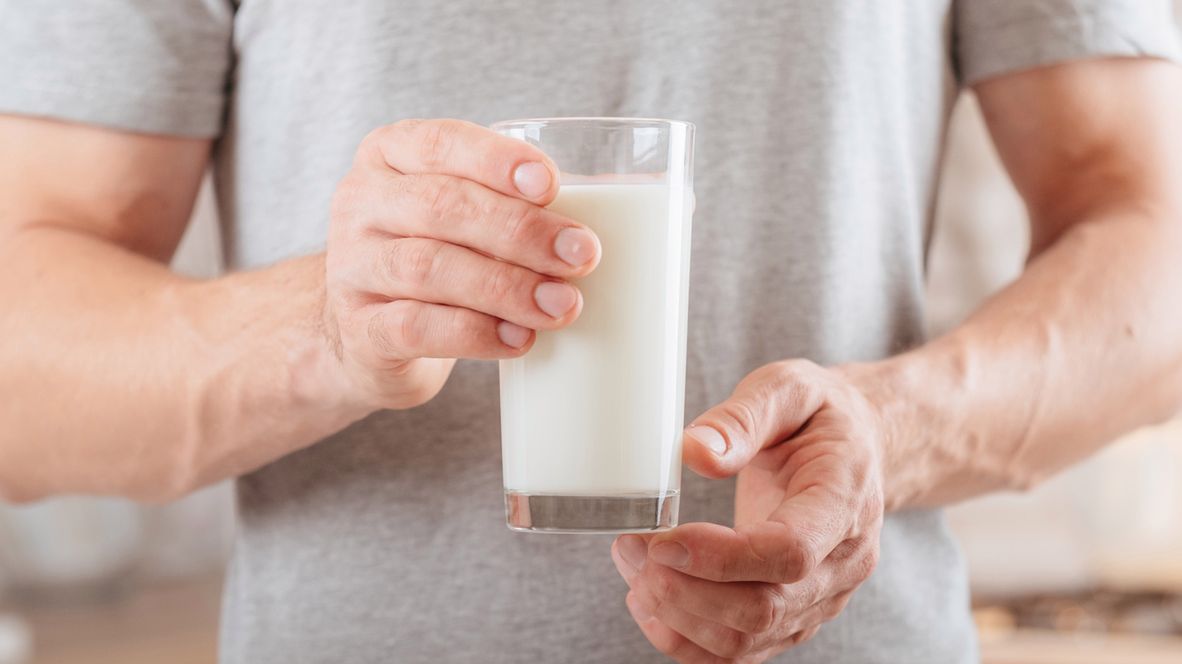 Kiedy czujesz, że refluks daje o sobie znać, sięgnij po szklankę chudego mleka.