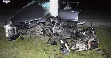 Kierowca mazdy stracił panowanie i uderzył w słup. Z auta niewiele zostało