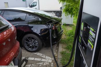 Tych aut przybywa w Polsce. Wzrost o ponad 100 procent