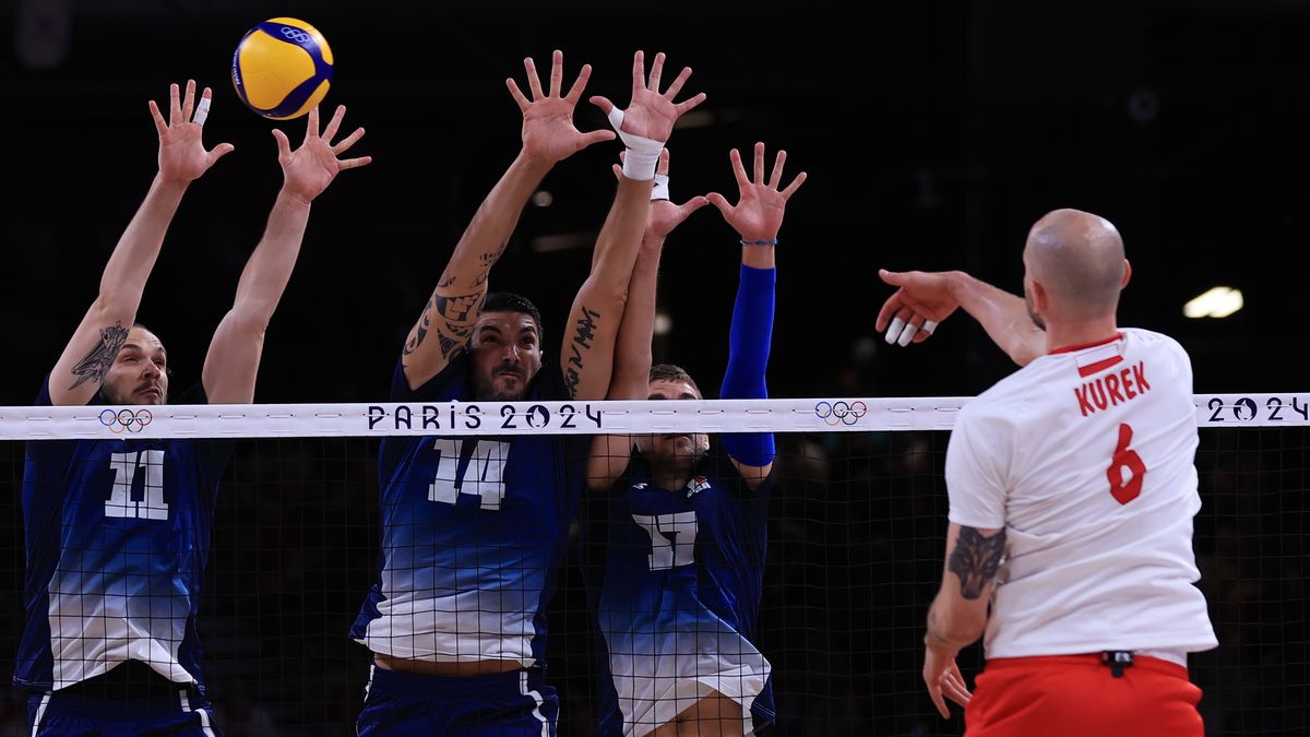 (L-R) Antoine Brizard, Nicolas Le Goff and Trevor Clevenot of France in action against Bartosz Kurek of Poland during the Men's Gold Medal Match between France and Poland of the Volleyball competitions in the Paris 2024 Olympic Games, at the South Paris Arena in Paris, France, 10 August 2024. EPA/RITCHIE B. TONGO Dostawca: PAP/EPA.