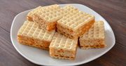 Wafle przekładane masą kajmakową. Słodkości, które w dzieciństwie uwielbiał niemal każdy