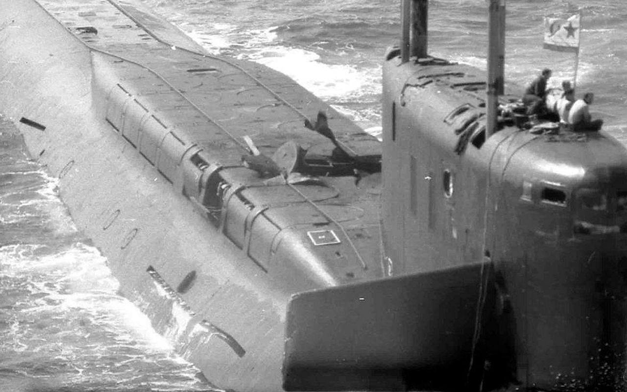 Uszkodzony kadłub okrętu K-219