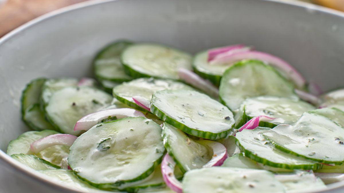 Do mizerii z ogórków zawsze dodaję starty owoc. Znacznie podkręca jej smak
