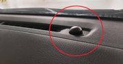 Tajemniczy plastik na desce. Masz taki? Sprawdź, jak działa w twoim aucie