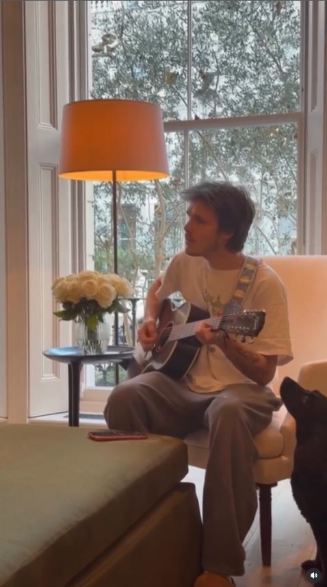 Victoria Beckham śpiewa z synem