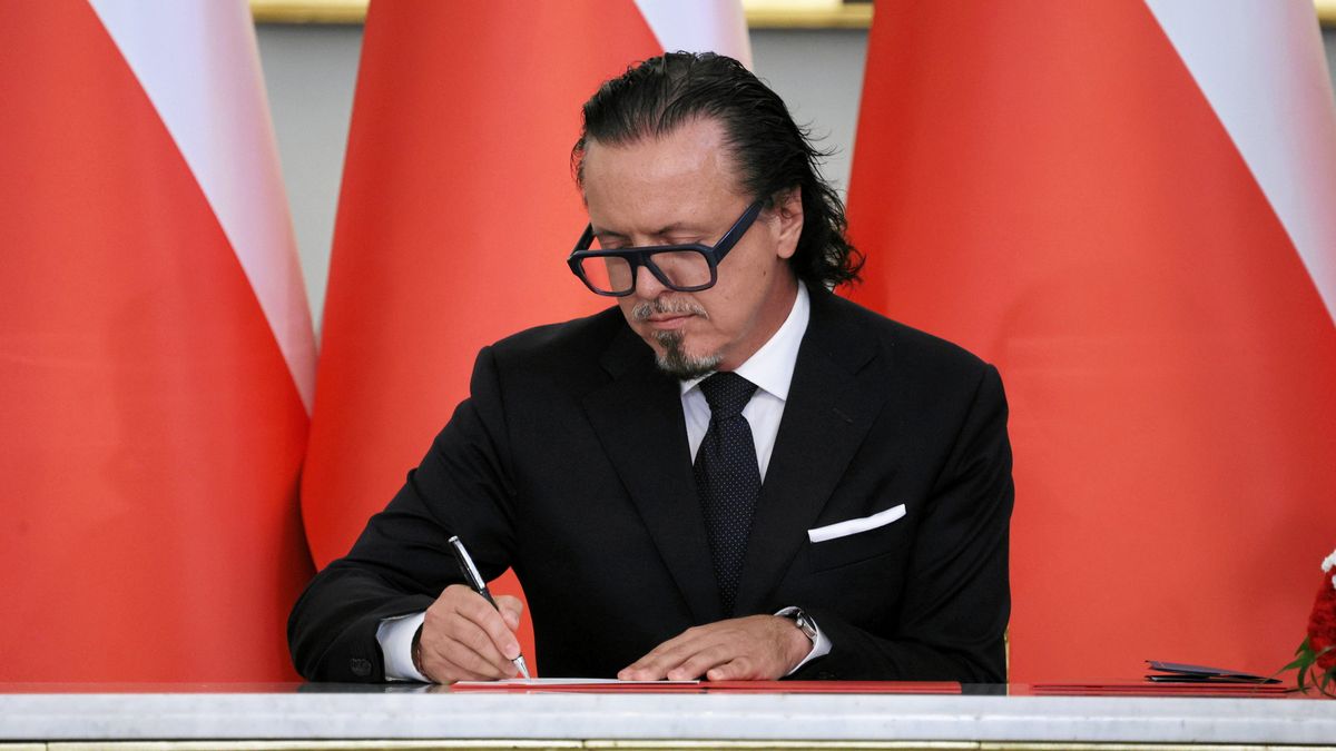 Zaprzysiezenie nowych ministr�w w rzadzie Donalda Tuska
24.07.2025 Warszawa , Krakowskie Przedmiescie , Palac Prezydencki . Powolany na stanowisko ministra aktywow panstwowych Wojciech Balczun podczas uroczystosci dokonania zmian w skladzie Rady Ministrow.
Fot. Slawomir Kaminski / Agencja Wyborcza.pl
Fot. Slawomir Kaminski / Agencja Wyborcza.pl
prezydent, zaprzysiezenie rzadu, rada ministrow, /FR/