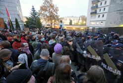 Strajk Kobiet. Szarpanina pod Sejmem. Policja broni wejścia