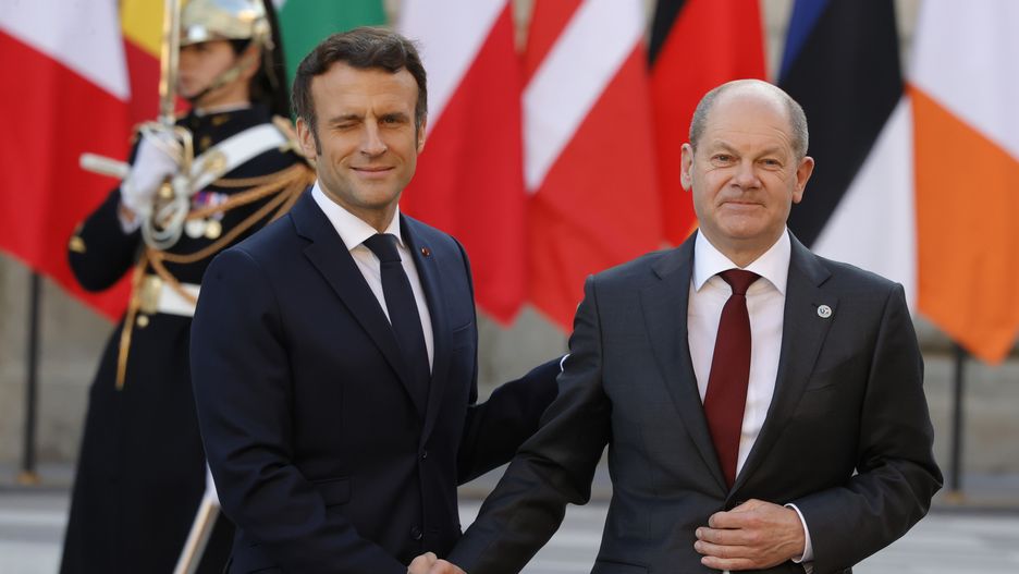 VERSAILLES, FRANCE - MARCH 10 : French President Emmanuel Macron (L) welcomes Olaf Scholz (R), Germanyâs Chancellor for the European Union Head of States Summit at the Versailles Castle, near Paris, France on March 10, 2022. (Photo by Albert Cara/Anadolu Agency via Getty Images)