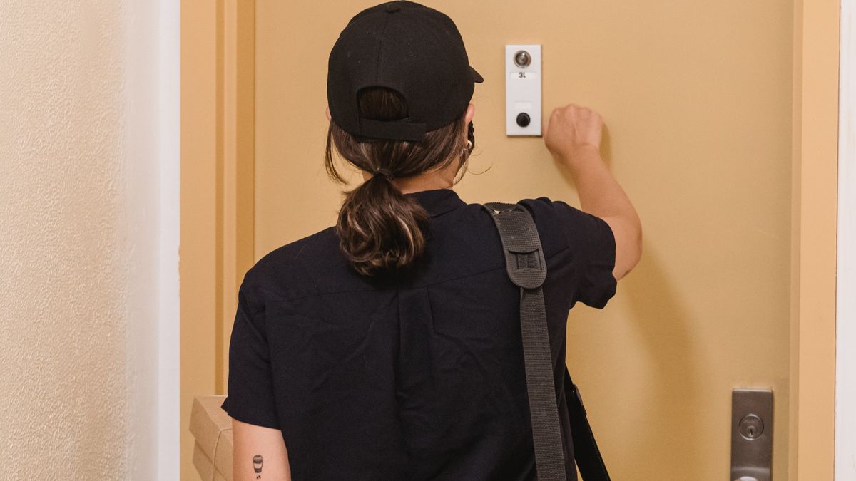 Podejrzane osoby pukają do drzwi na Ursynowie 