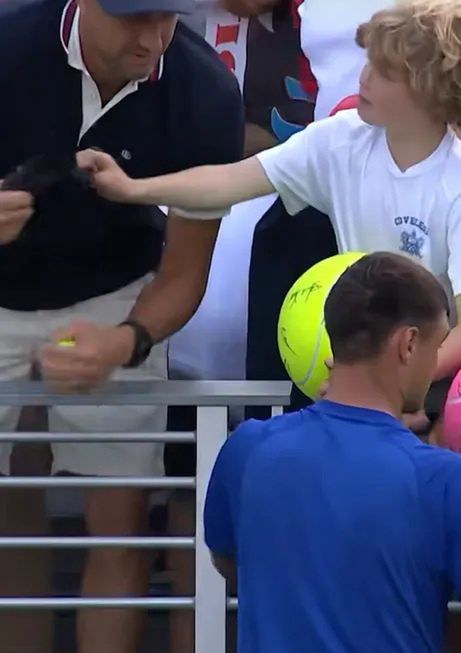 Piotr Szczerek zabrał dziecku czapkę