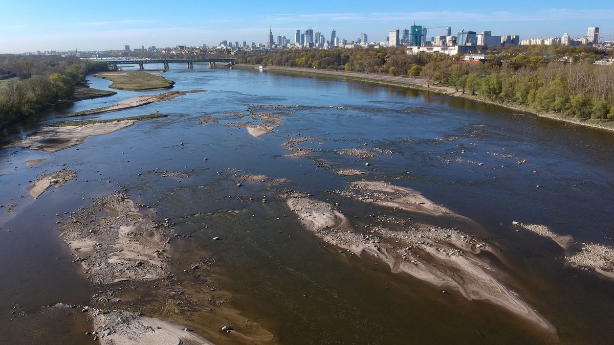 Niski stan wody w Wiśle / foto ilustracyjne wyk. 17.04.2020