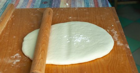 Domowe ciasto na pizzę. Ten składnik sprawi, że wyjdzie jak z pizzerii