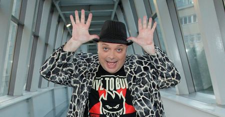 Krzysztof Skiba jest "fanem" PiS-u. W nowym klipie zagrał "Glapę"