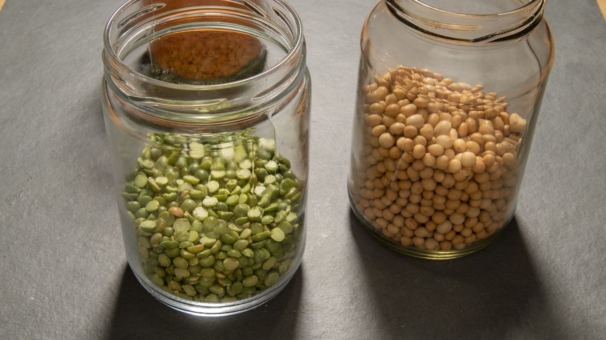 Soup mix pea in halves and soy dried and stored in glass bottles
Soup mix pea in halves and dehydrated soy and stored in glass bottles
celsopupo
