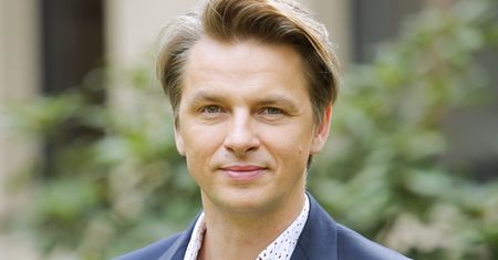 Przystojniak z "Przyjaciółek" już tak nie wygląda. Co za metamorfoza!