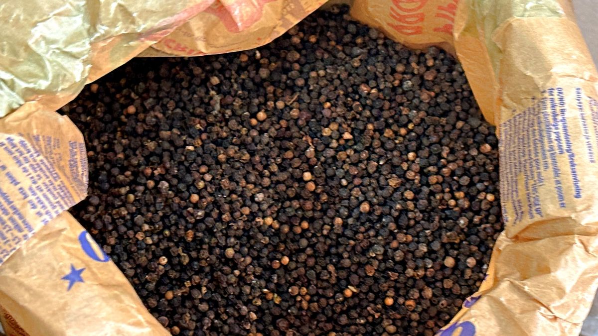 Dlaczego warto dodawać ziele angielskie do potraw? 