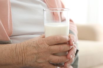 Czy seniorzy mogą pić mleko? Eksperci nie mają wątpliwości