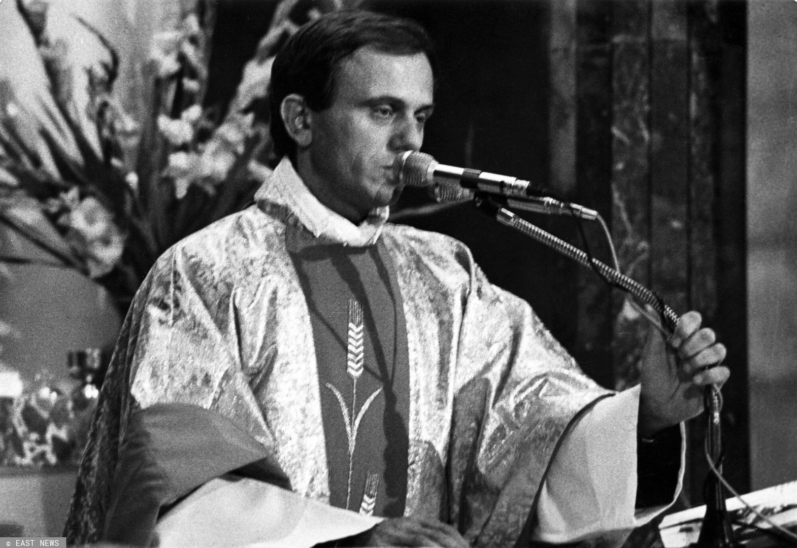Archiwum Laski DiffusionPHOTO:LASKI DIFFUSION / EAST NEWS  
Ksiadz Jerzy Popieluszko podczas odprawiania mszy swietej, lata 80.
Priest Jerzy Popieluszko during a mass, POLAND, '80s.LASKI DIFFUSION
