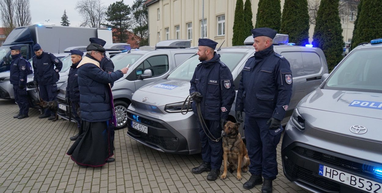 Świecie: Policja dostała radiowóz do przewozu psów służbowych