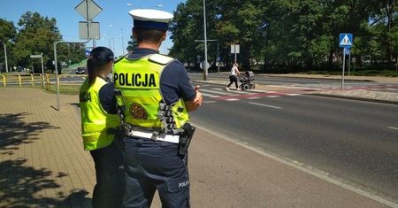 Pieszy jeszcze nie opuścił przejścia. Czy kierowca może już ruszyć?