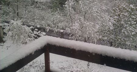 Pogoda w Polsce gwałtownie się pogorszyła. Opady śniegu, burze, ulewne deszcze, a nawet trąby powietrzne