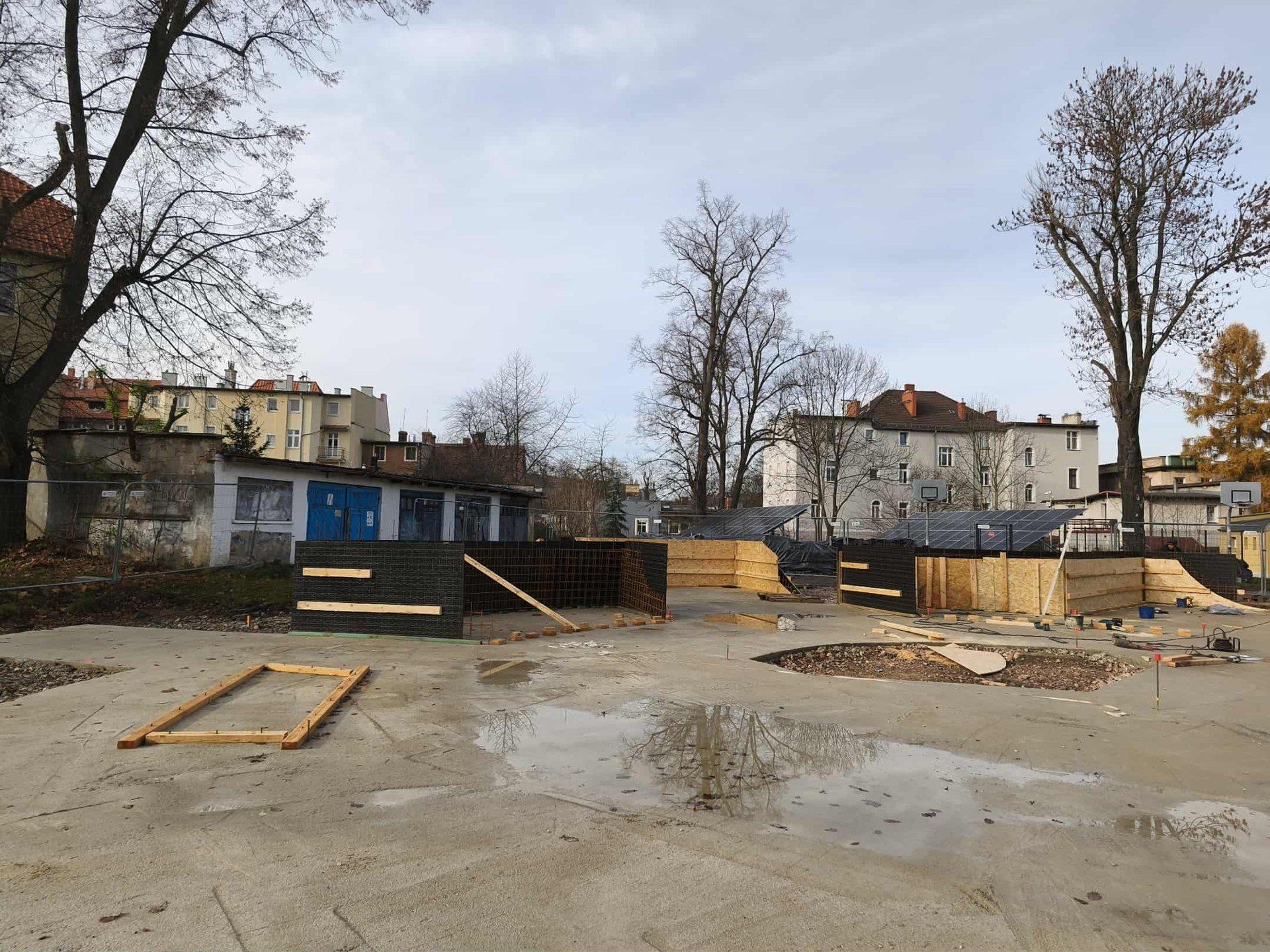 17.11.2025 Budowa strefy aktywnego wypoczynku przy MDK Jelenia Góra